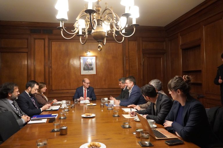 Gobernadores regionales se reúnen con ministro de Seguridad Pública